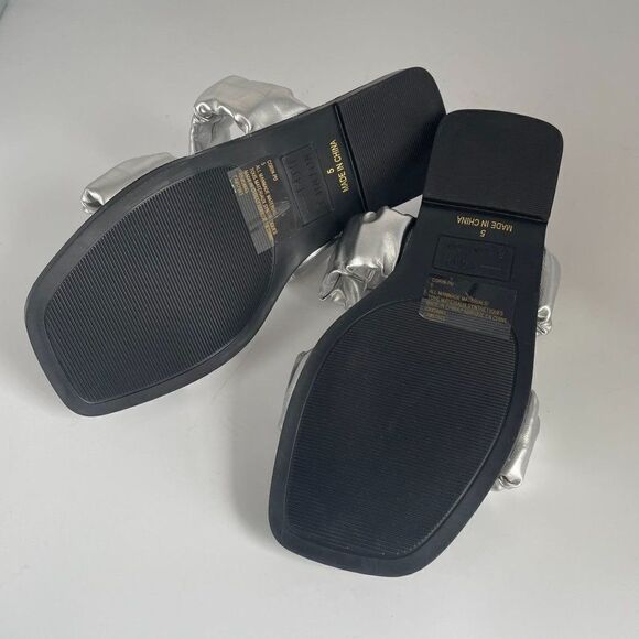Silver Metallic Puffy Padded Sandal Shoe Square Toe Sz 5 Summer Vacation Casual - Picture 6 of 7
